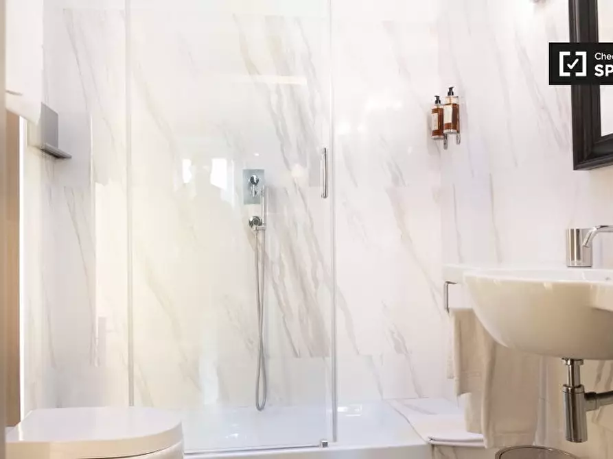 Immagine 10 di Appartamento in affitto  in Via del Banco di Santo Spirito a Roma