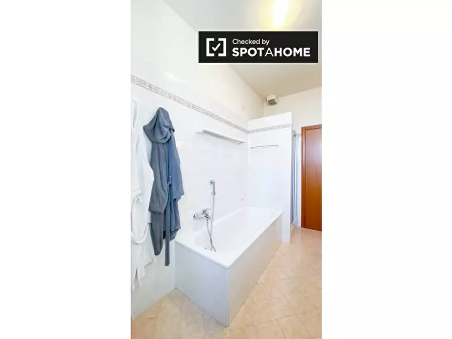 Immagine 8 di Appartamento in affitto  in Via dei Ramni a Roma