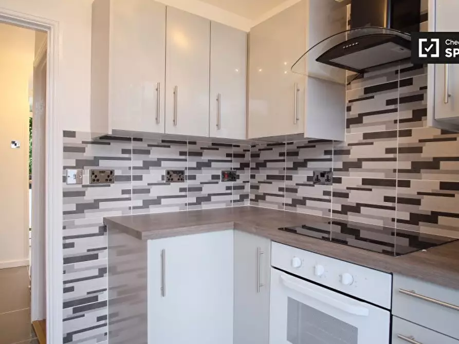 Immagine 11 di Camera condivisa in affitto  in Swanton Gardens, London SW19 6BL, UK a Merton