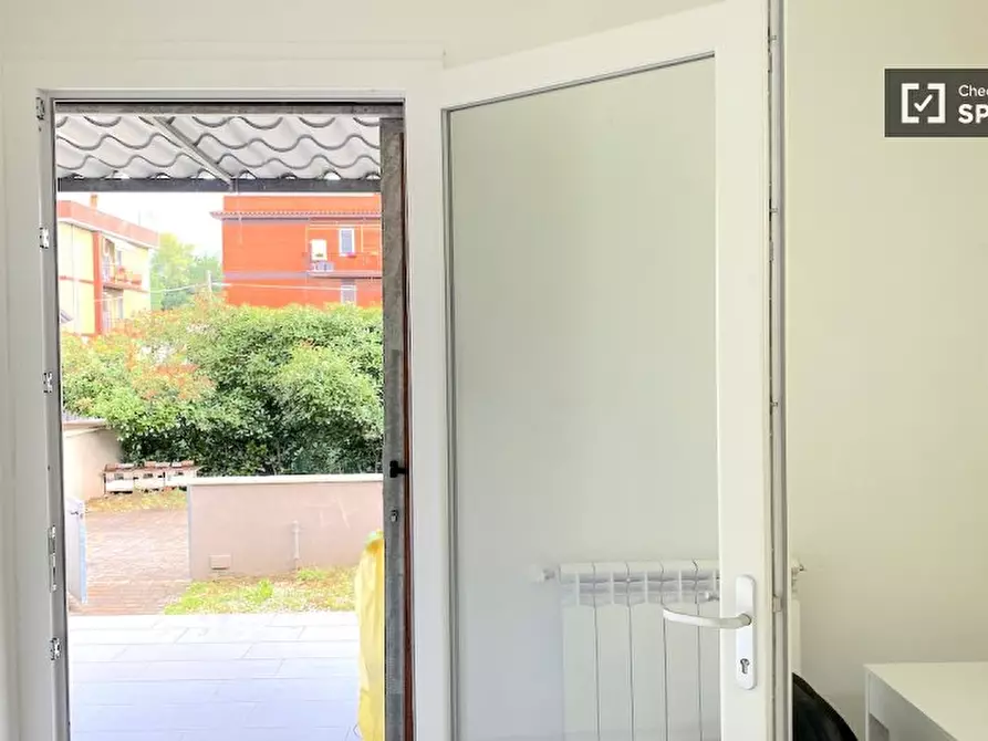 Immagine 4 di Camera condivisa in affitto  in Via di Carcaricola a Roma