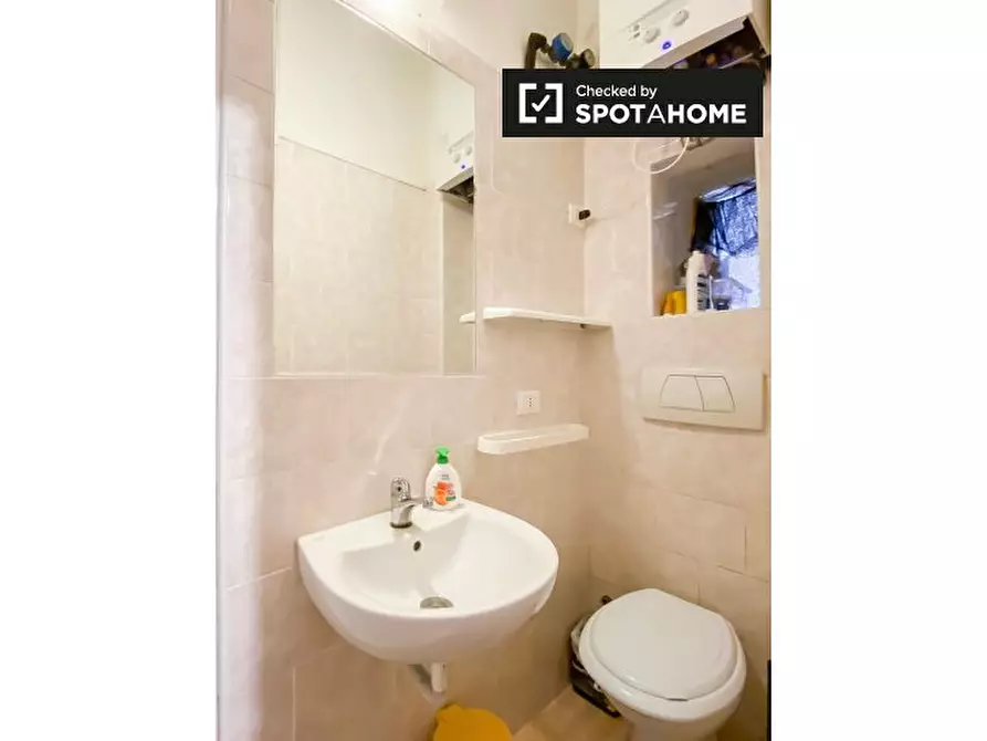 Immagine 7 di Camera condivisa in affitto  in Piazza Vittorio Emanuele II a Roma