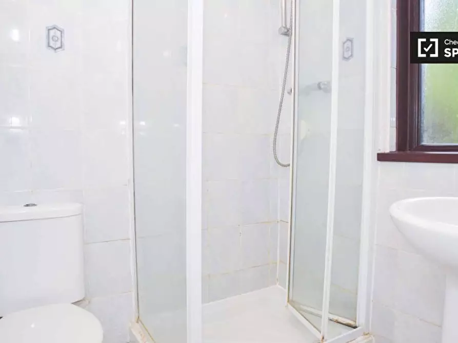 Immagine 9 di Camera condivisa in affitto  in Green Ln a Staines