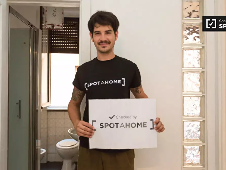 Immagine 16 di Camera condivisa in affitto  in Via Salasco a Milano