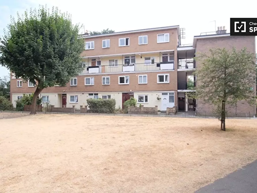 Immagine 13 di Camera condivisa in affitto  in Swanton Gardens, London SW19 6BL, UK a Merton