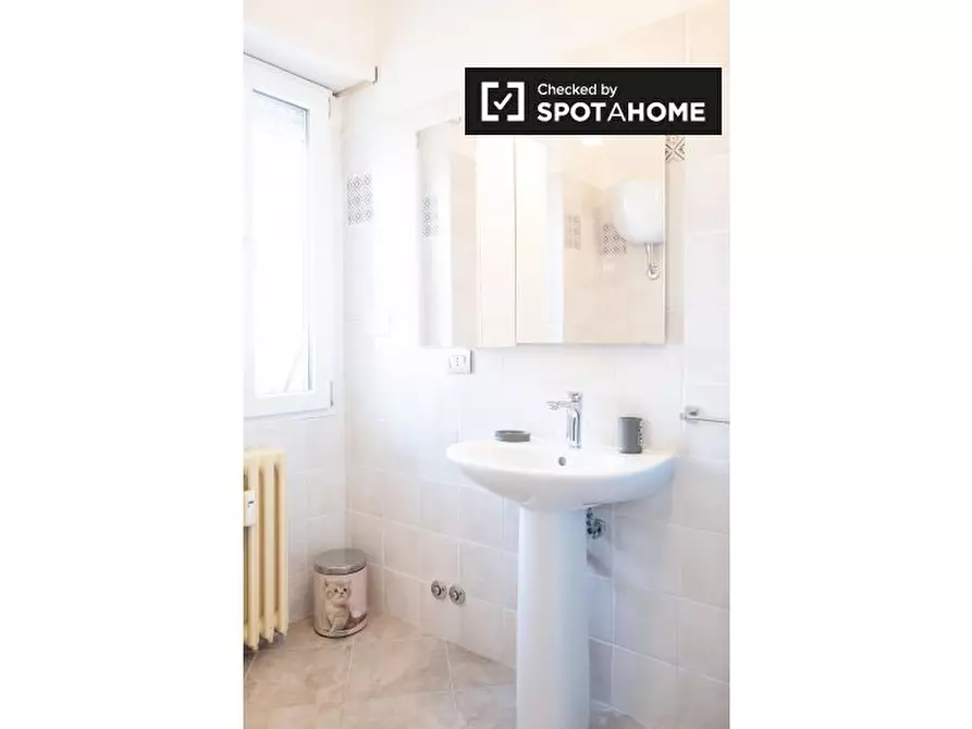 Immagine 7 di Camera condivisa in affitto  in Via Venzone a Roma