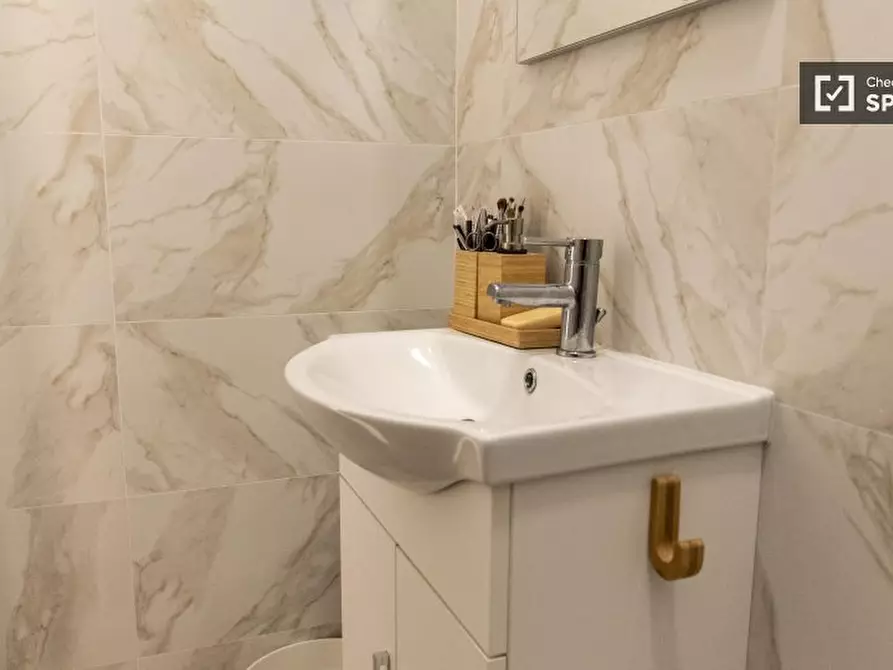 Immagine 6 di Camera condivisa in affitto  in Via Girolamo Benzoni a Roma