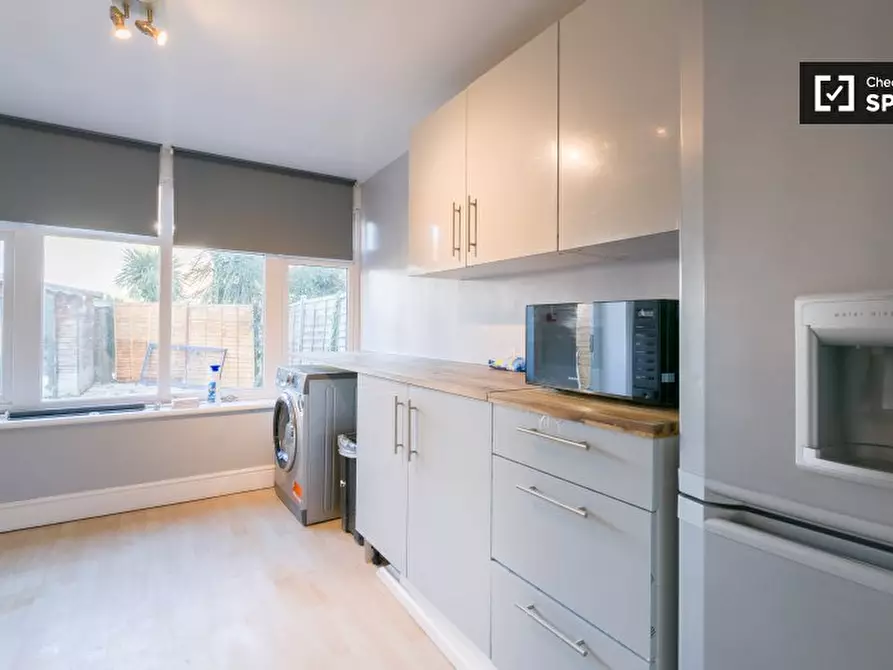 Immagine 8 di Appartamento in affitto  in Heathfield Park Drive a Barking