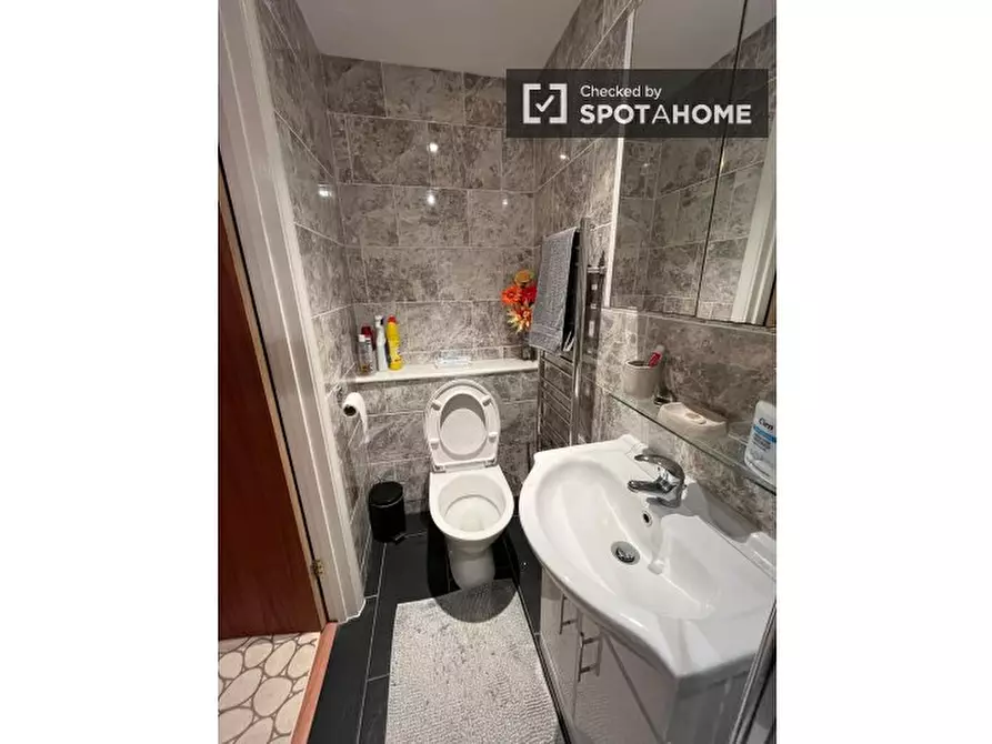 Immagine 4 di Camera condivisa in affitto  in Primrose Ln a Croydon