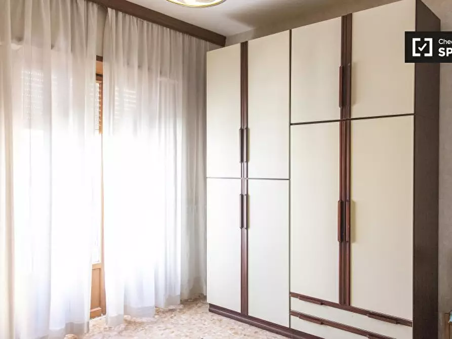 Immagine 3 di Camera condivisa in affitto  in Via di Val Tellina a Roma