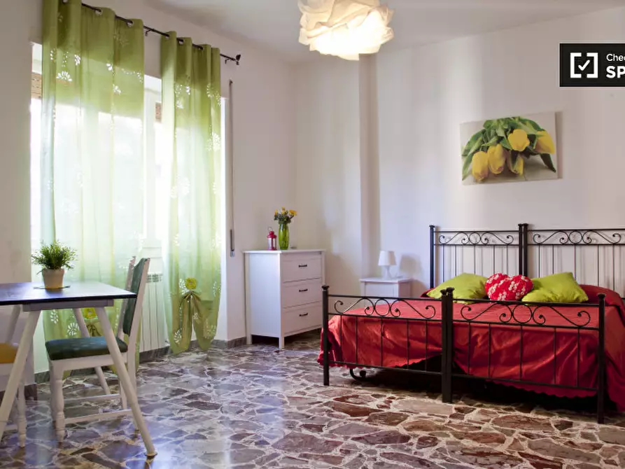 Immagine 2 di Camera condivisa in affitto  in Via della Massimilla a Roma