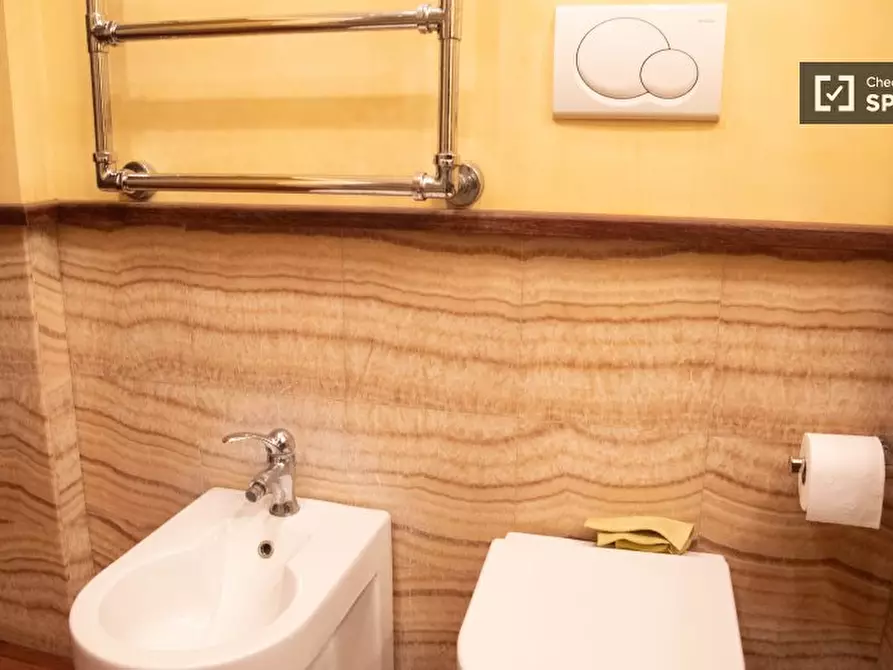 Immagine 5 di Camera condivisa in affitto  in Via Cavour a Roma