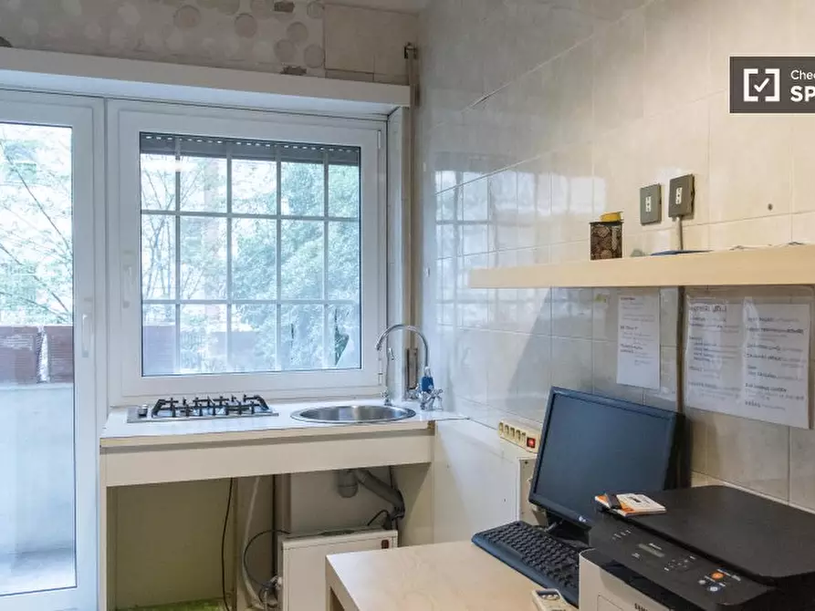 Immagine 2 di Camera condivisa in affitto  in Viale dell'Arte, 00144 Roma RM, Italy a Roma