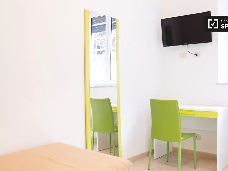 Immagine 2 di Camera condivisa in affitto  in Via dei Giovi a Roma