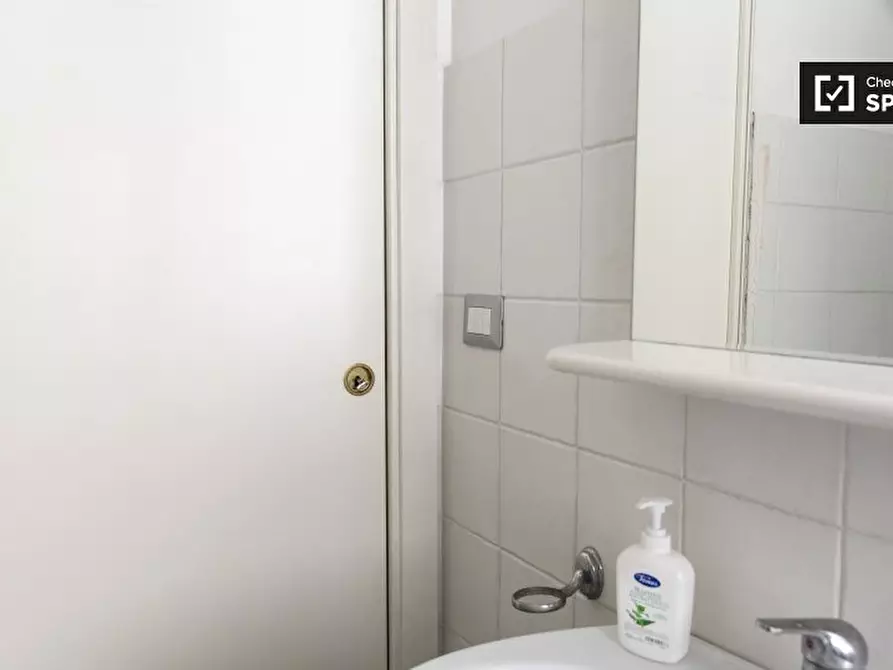 Immagine 15 di Camera condivisa in affitto  in Viale delle Provincie a Roma