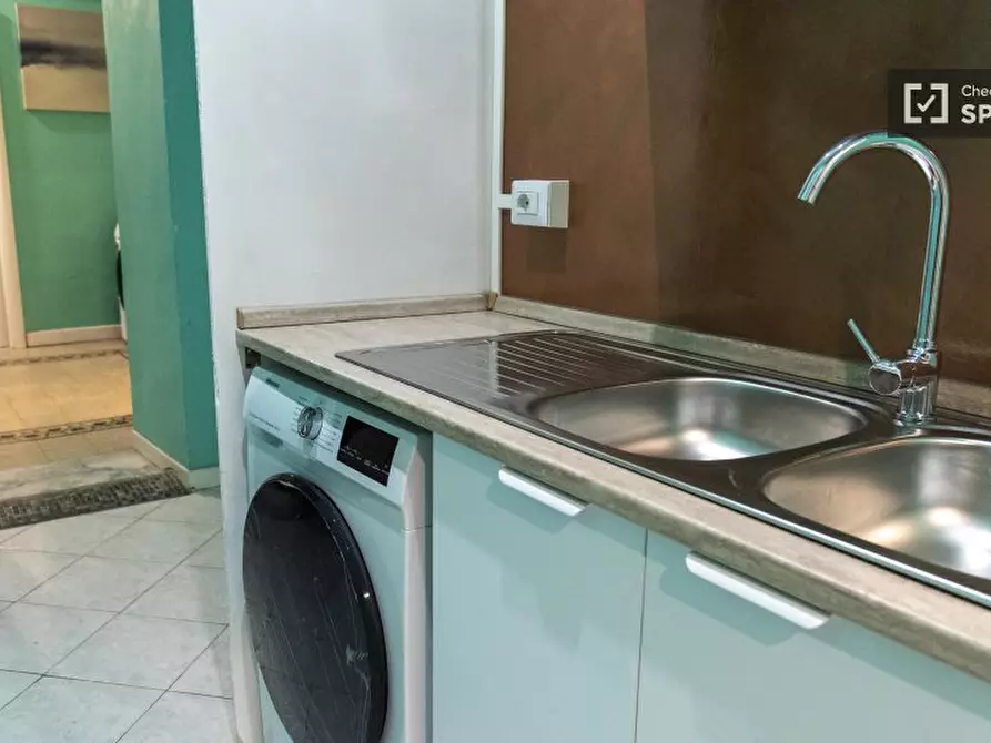 Immagine 10 di Camera condivisa in affitto  in Via Napoleone III a Roma