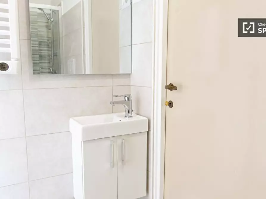 Immagine 17 di Camera condivisa in affitto  in Via Attilio Ambrosini a Roma