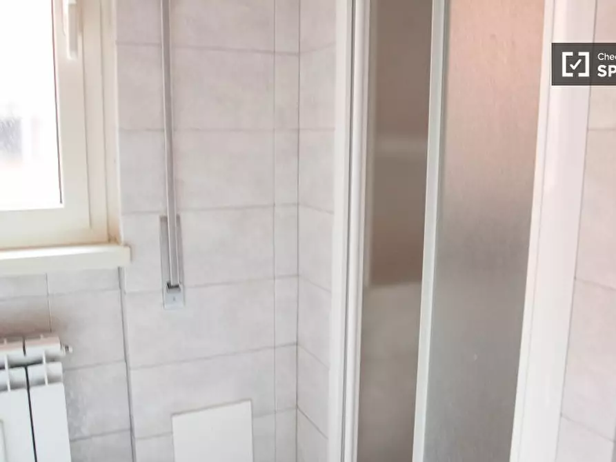 Immagine 15 di Camera condivisa in affitto  in Via Quirino Majorana a Roma