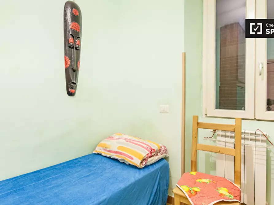 Immagine 10 di Camera condivisa in affitto  in Via di acqua bullicante a Roma