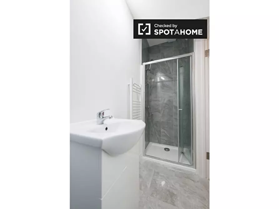 Immagine 13 di Appartamento in affitto  in Heathfield Park Drive a Barking