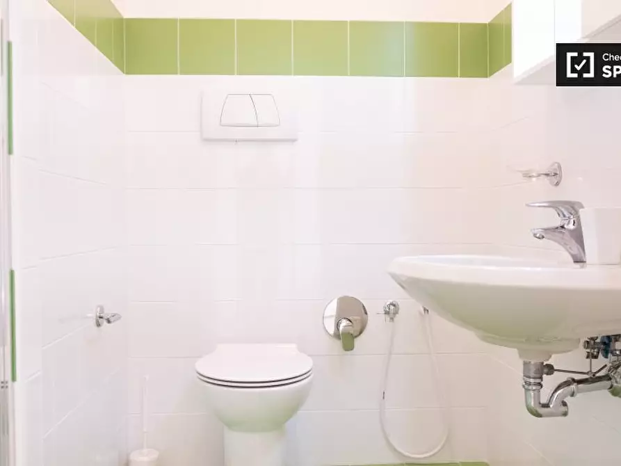 Immagine 4 di Camera condivisa in affitto  in Via dei Giovi a Roma