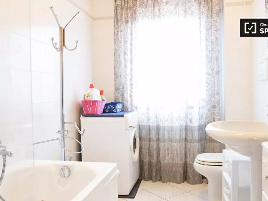 Immagine 16 di Camera condivisa in affitto  in Via Giuseppe Gregoraci a Roma