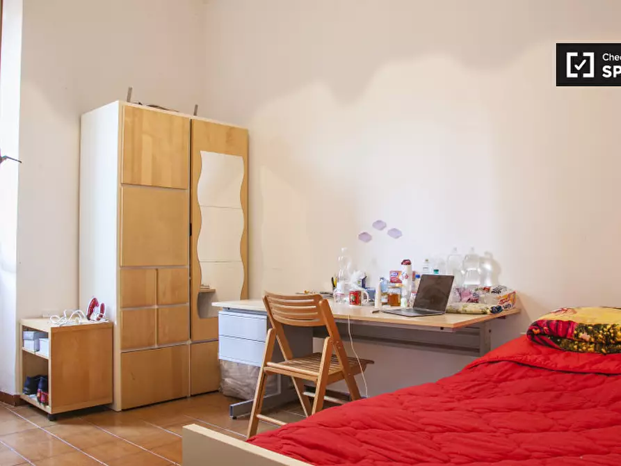 Immagine 6 di Camera condivisa in affitto  in Via Alessandro Avoli a Roma