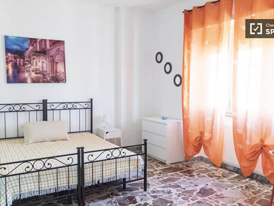 Immagine 3 di Camera condivisa in affitto  in Via della Massimilla a Roma