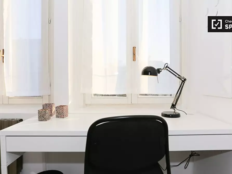 Immagine 2 di Camera condivisa in affitto  in Piazza Firenze a Milano