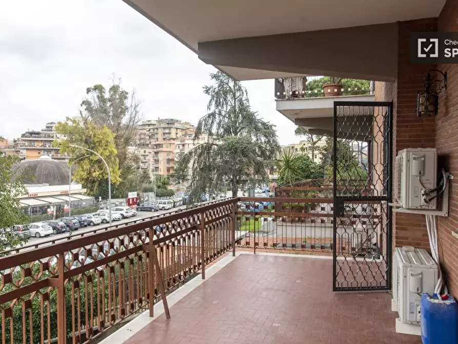 Immagine 19 di Camera condivisa in affitto  in Via Mattia Battistini a Roma