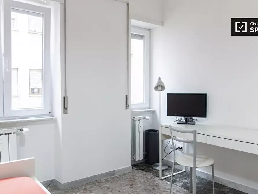 Immagine 2 di Camera condivisa in affitto  in Via Tarquinio Collatino a Roma