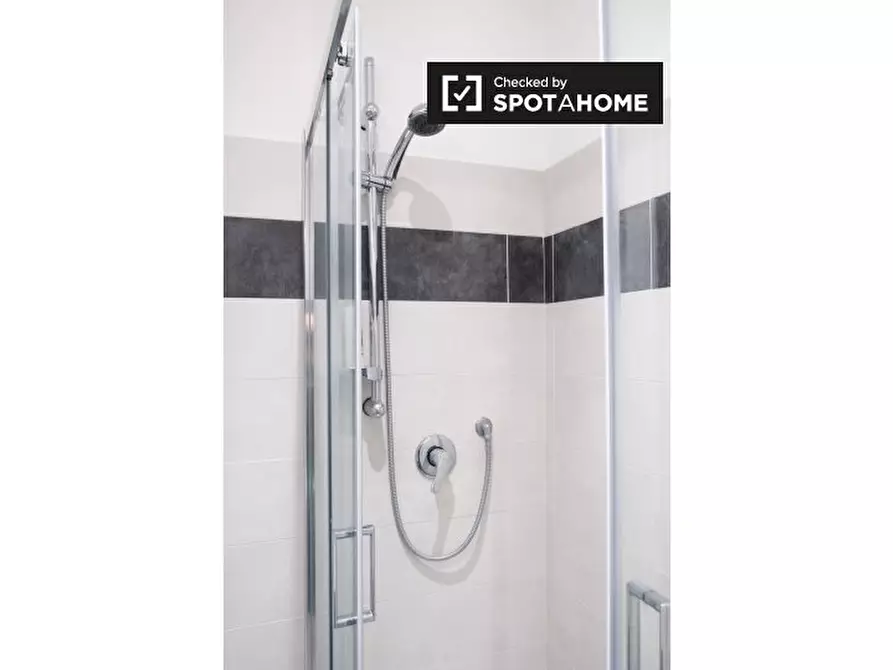 Immagine 8 di Camera condivisa in affitto  in Viale dei Salesiani a Roma