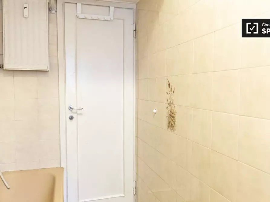 Immagine 17 di Camera condivisa in affitto  in Via Camilla a Roma