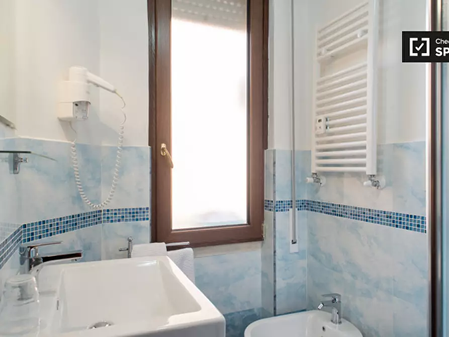 Immagine 6 di Camera condivisa in affitto  in Via Monza a Roma