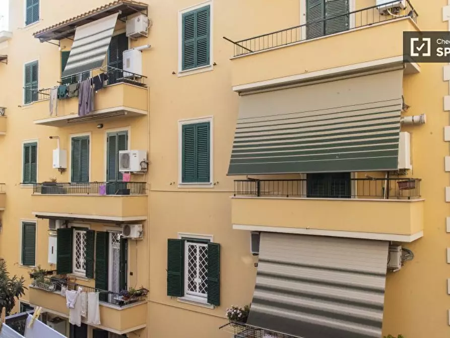Immagine 8 di Camera condivisa in affitto  in Via Delle Azalee a Roma