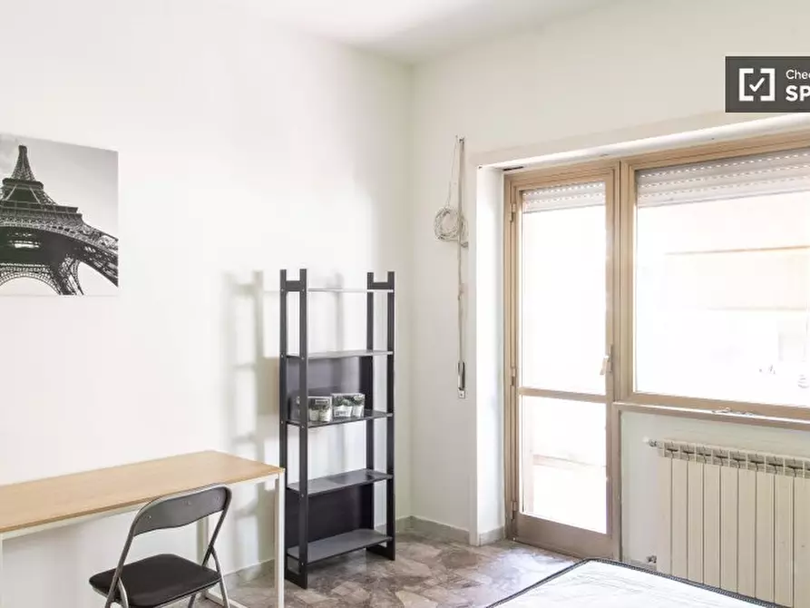 Immagine 4 di Camera condivisa in affitto  in Via Gregorio Ricci Curbastro a Roma