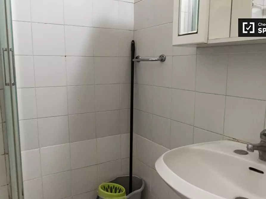 Immagine 7 di Camera condivisa in affitto  in Via Giovanni Giolitti a Roma
