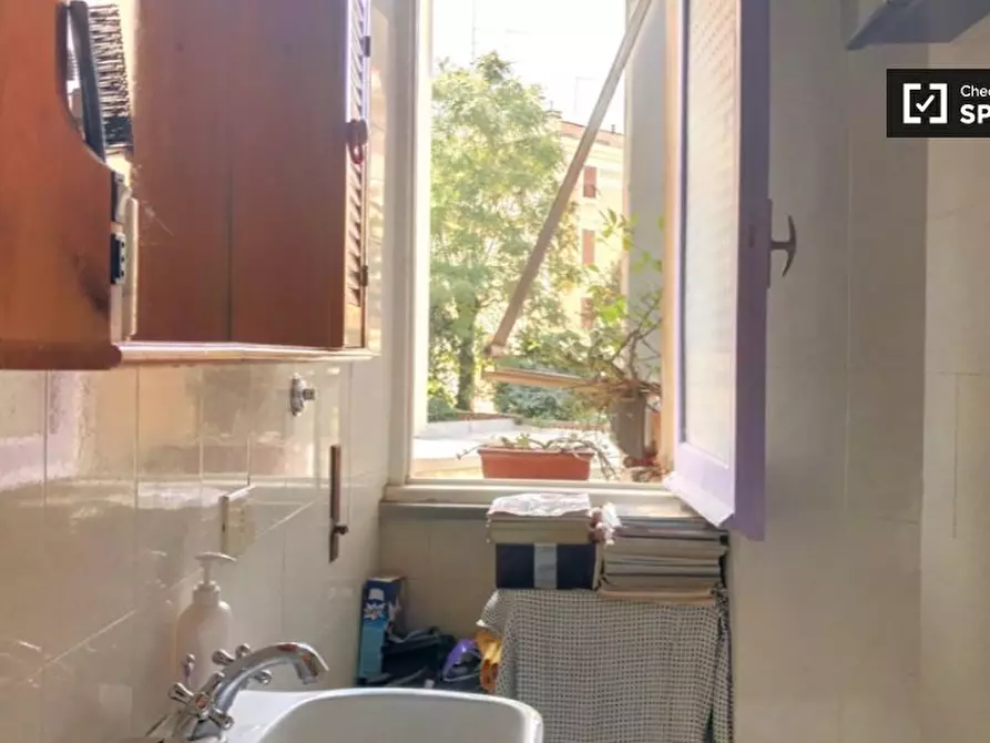 Immagine 10 di Camera condivisa in affitto  in Via Amiterno a Roma
