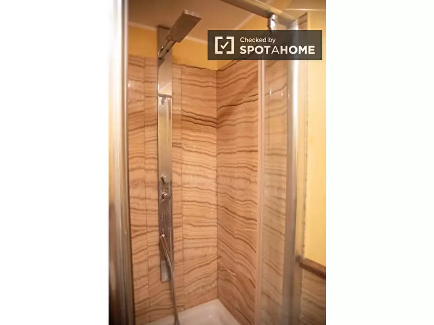 Immagine 4 di Camera condivisa in affitto  in Via Cavour a Roma