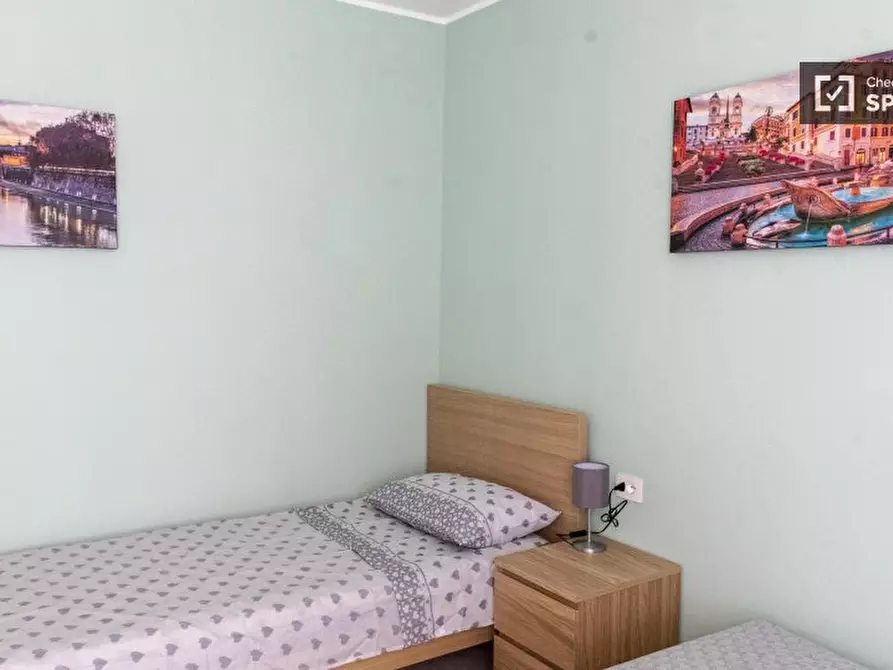 Immagine 3 di Camera condivisa in affitto  in Via dei Frassini a Roma