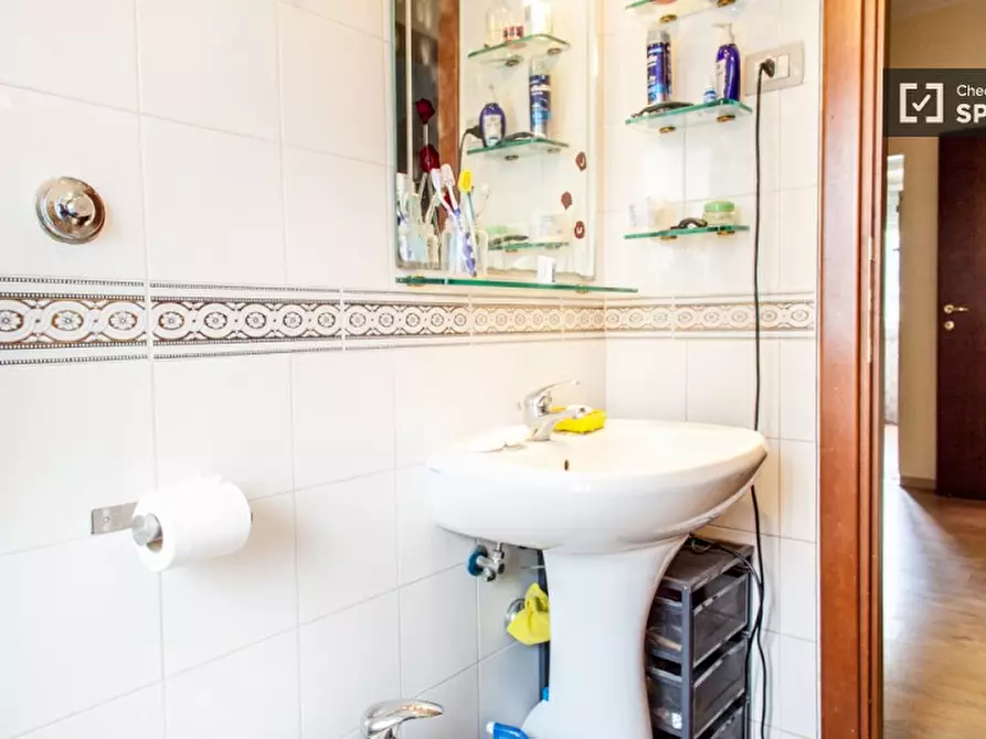 Immagine 15 di Camera condivisa in affitto  in Via Sagunto a Roma