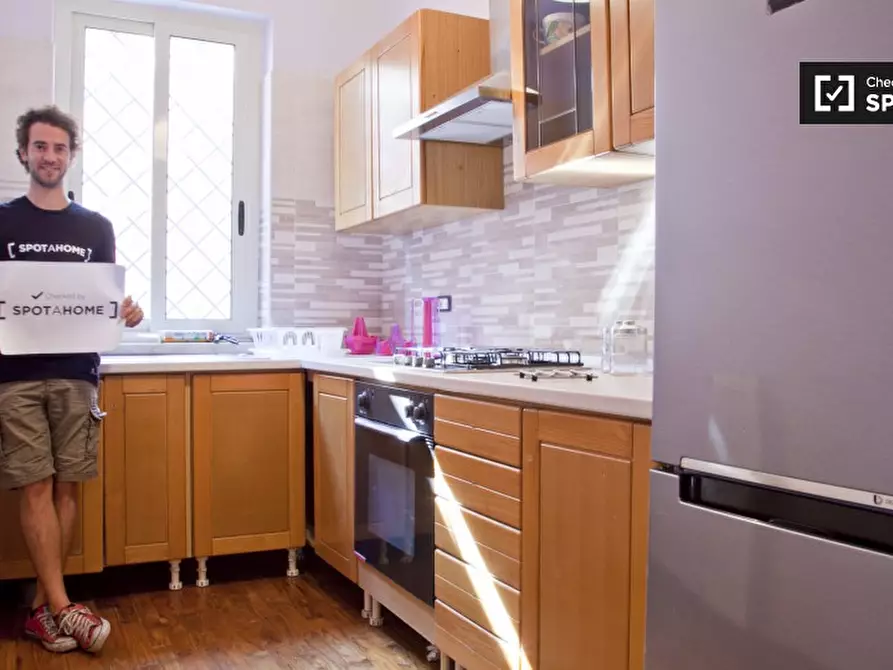 Immagine 12 di Camera condivisa in affitto  in Via Avegno a Roma