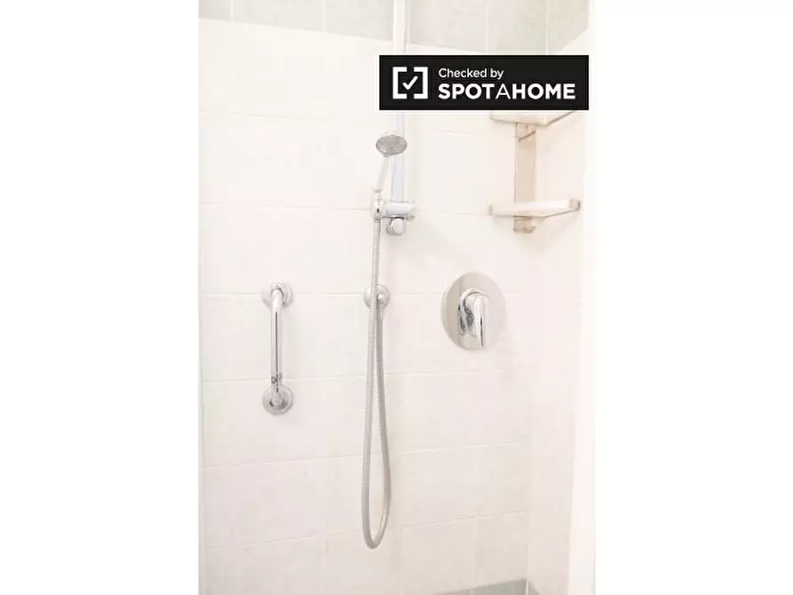 Immagine 6 di Camera condivisa in affitto  in Via dei Giovi a Roma