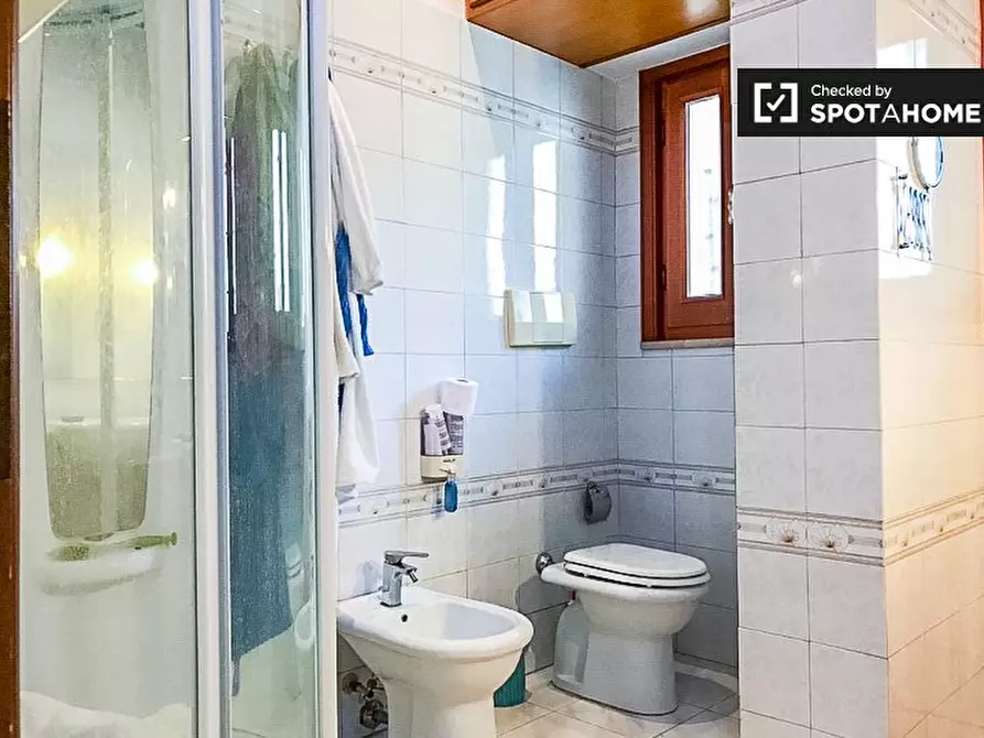 Immagine 13 di Camera condivisa in affitto  in Via Giuseppe Berneri a Roma