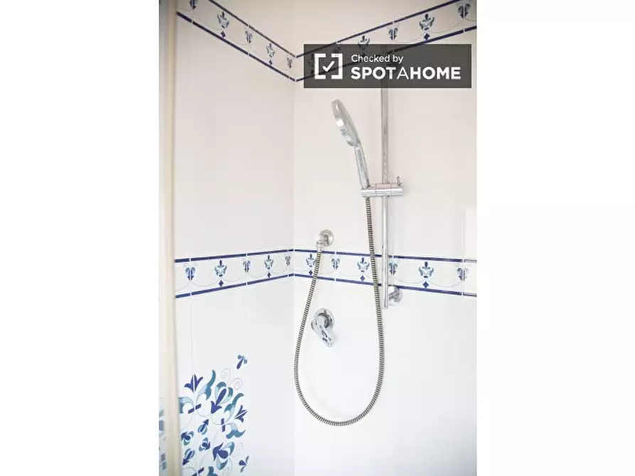 Immagine 8 di Camera condivisa in affitto  in Via Colle Di Mezzo a Roma