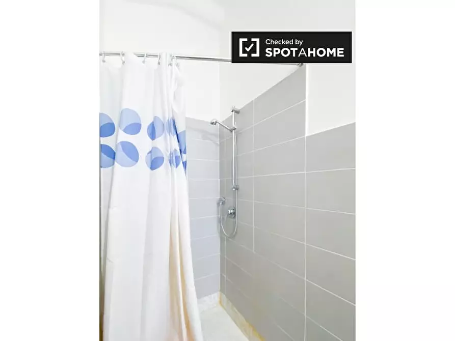 Immagine 18 di Camera condivisa in affitto  in Via Massaciuccoli a Roma