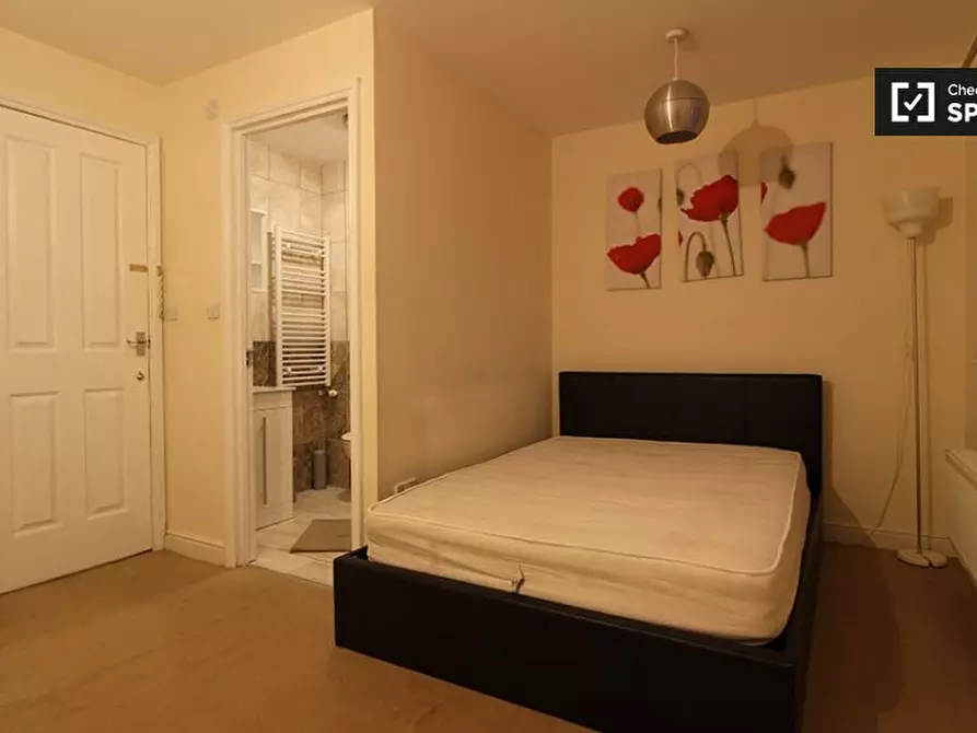 Immagine 1 di Camera condivisa in affitto  in Atlantis Cl a Barking