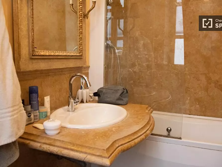 Immagine 14 di Camera condivisa in affitto  in Via Cavour a Roma