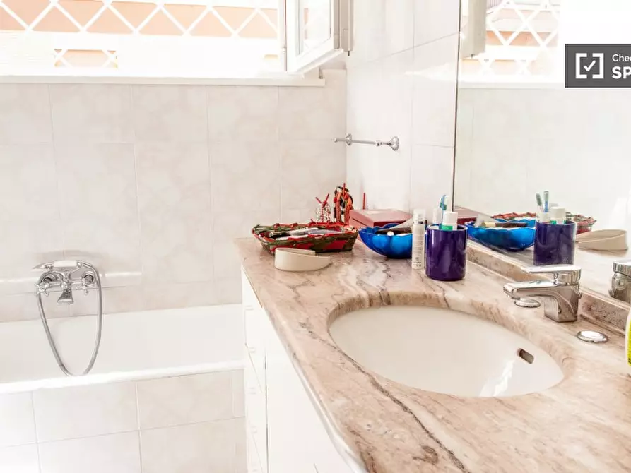 Immagine 10 di Camera condivisa in affitto  in Via Coviello a Roma