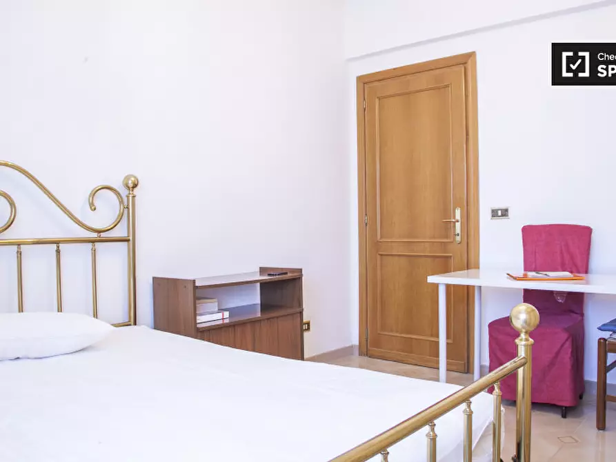 Immagine 2 di Camera condivisa in affitto  in Via Sestio Menas a Roma