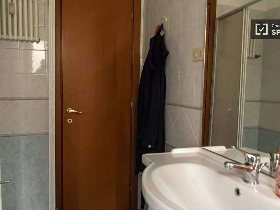 Immagine 13 di Camera condivisa in affitto  in Via Genzano a Roma
